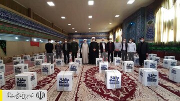 توزیع بسته‌های لوازم‌تحریر بین دانش‌آموزان مناطق محروم تاکستان توسط ستاد اجرایی فرمان امام