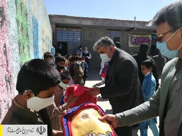 توزیع بسته‌های لوازم‌تحریر بین دانش‌آموزان مناطق محروم سیستان و بلوچستان توسط ستاد اجرایی فرمان امام