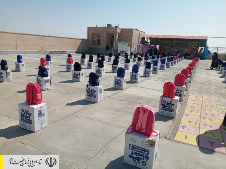 توزیع بسته‌های لوازم‌تحریر بین دانش‌آموزان مناطق محروم استان سمنان توسط ستاد اجرایی فرمان امام