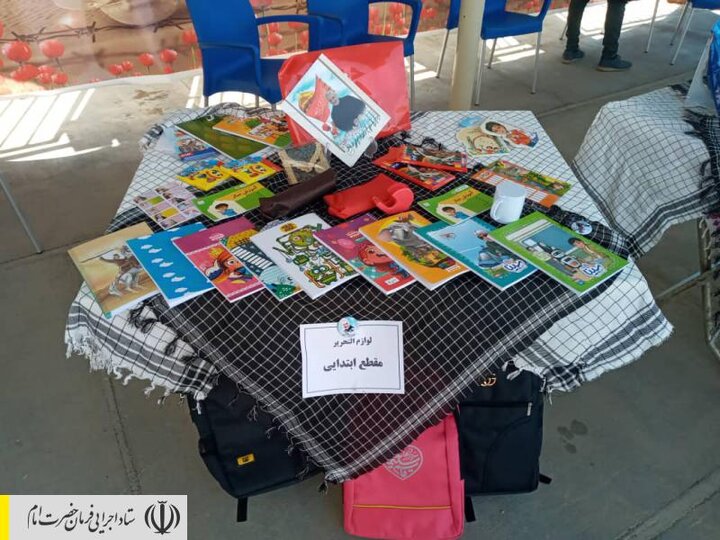 توزیع بسته‌های لوازم‌تحریر بین دانش‌آموزان مناطق محروم استان سمنان توسط ستاد اجرایی فرمان امام