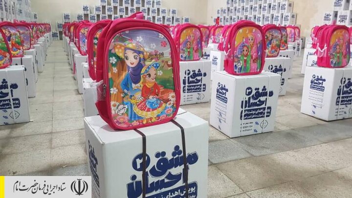 توزیع بسته‌های لوازم‌تحریر بین دانش‌آموزان مناطق محروم زنجان توسط ستاد اجرایی فرمان امام
