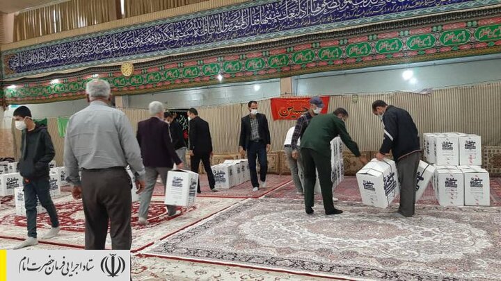 توزیع بسته‌های لوازم‌تحریر بین دانش‌آموزان مناطق محروم تاکستان توسط ستاد اجرایی فرمان امام