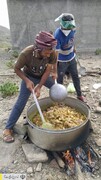 طبخ و توزیع غذای گرم در مناطق محروم بشاگرد توسط ستاد اجرایی فرمان امام