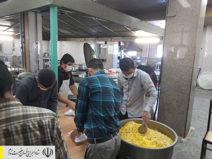 طبخ و توزیع غذای گرم در مناطق محروم استان آذربایجان غربی توسط ستاد اجرایی فرمان امام