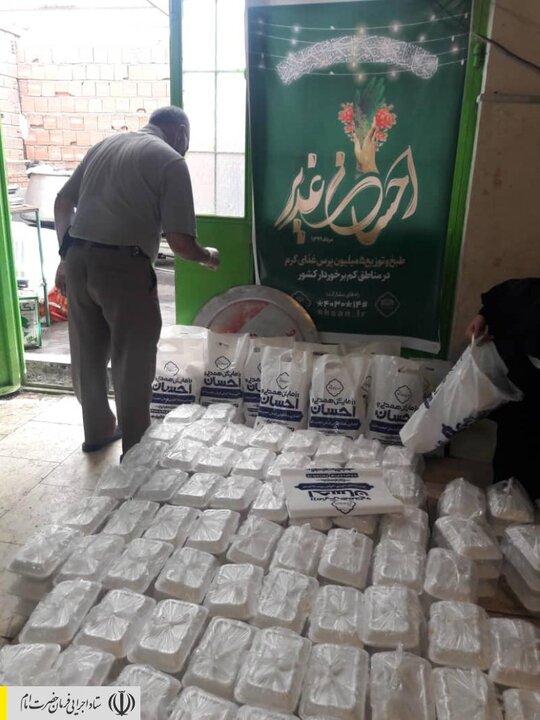 طبخ و توزیع غذای گرم در مناطق محروم استان اردبیل توسط ستاد اجرایی فرمان امام