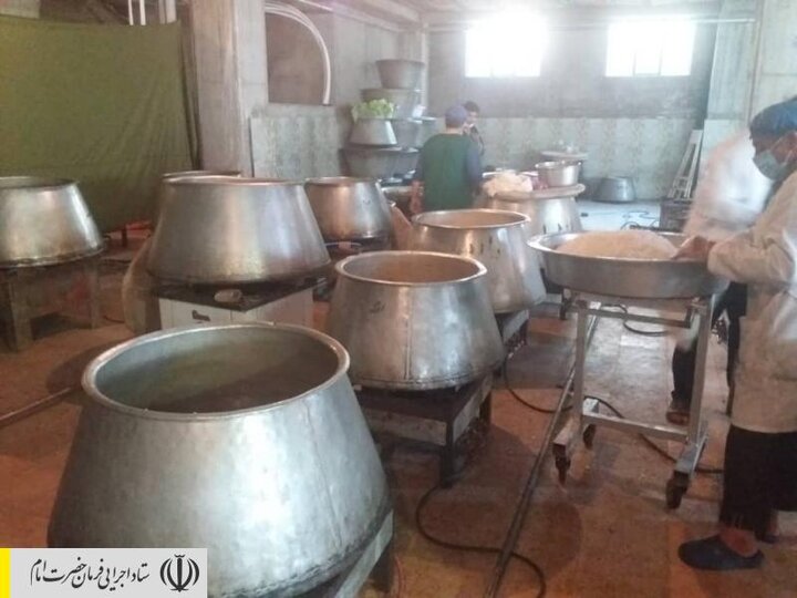 طبخ و توزیع غذای گرم در مناطق محروم استان اردبیل توسط ستاد اجرایی فرمان امام