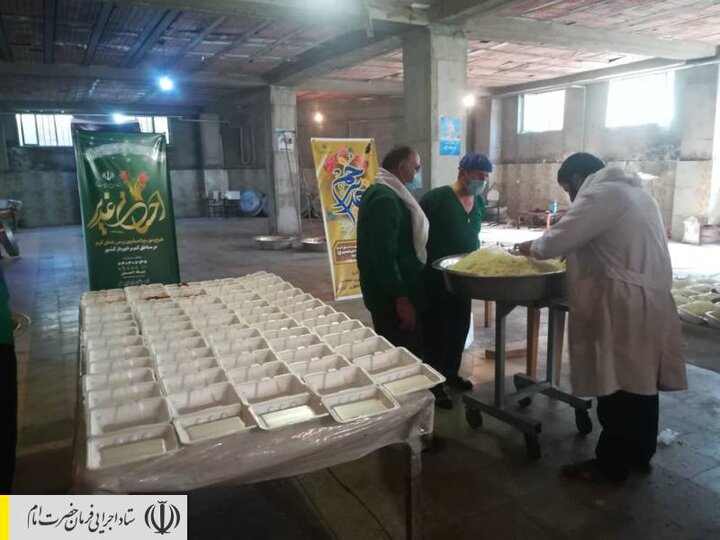 طبخ و توزیع غذای گرم در مناطق محروم استان اردبیل توسط ستاد اجرایی فرمان امام