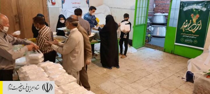 طبخ و توزیع غذای گرم در مناطق محروم استان اردبیل توسط ستاد اجرایی فرمان امام