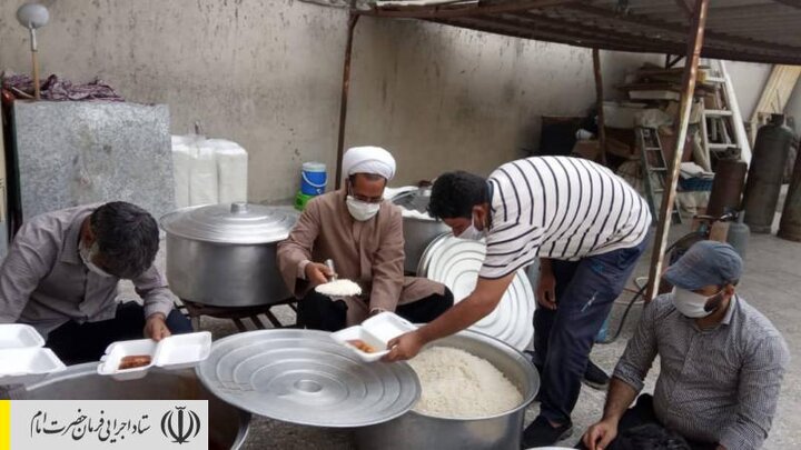 طبخ و توزیع غذای گرم در مناطق محروم استان خراسان جنوبی توسط ستاد اجرایی فرمان امام