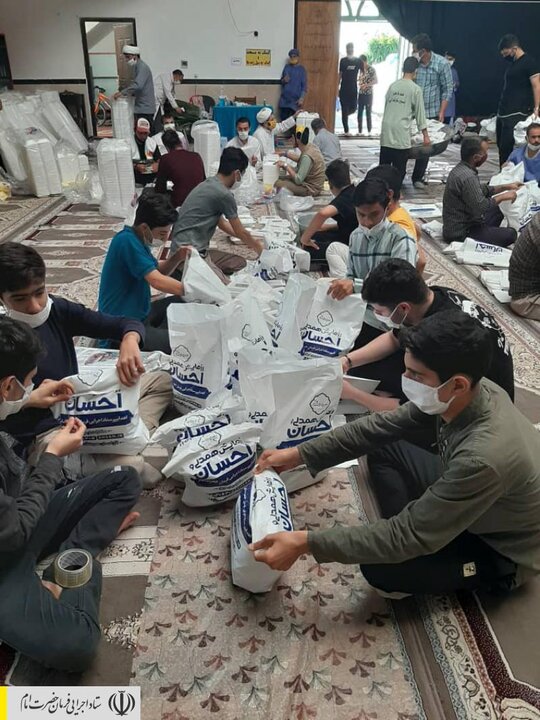 طبخ و توزیع غذای گرم در مناطق محروم استان قزوین توسط ستاد اجرایی فرمان امام