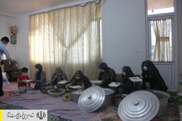 طبخ و توزیع غذای گرم در مناطق محروم استان ایلام توسط ستاد اجرایی فرمان امام