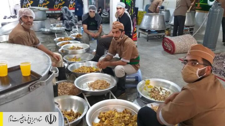 طبخ و توزیع غذای گرم در مناطق محروم استان لرستان توسط ستاد اجرایی فرمان امام