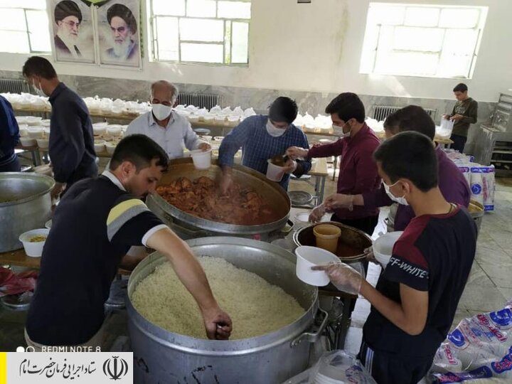 طبخ و توزیع غذای گرم در مناطق محروم استان کردستان توسط ستاد اجرایی فرمان امام