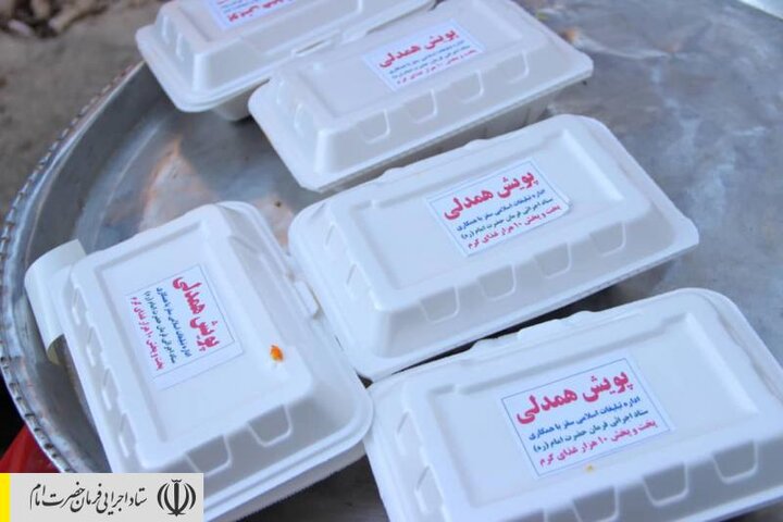 طبخ و توزیع غذای گرم در مناطق محروم استان کردستان توسط ستاد اجرایی فرمان امام