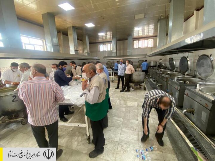 طبخ و توزیع غذای گرم در مناطق محروم استان کرمانشاه توسط ستاد اجرایی فرمان امام