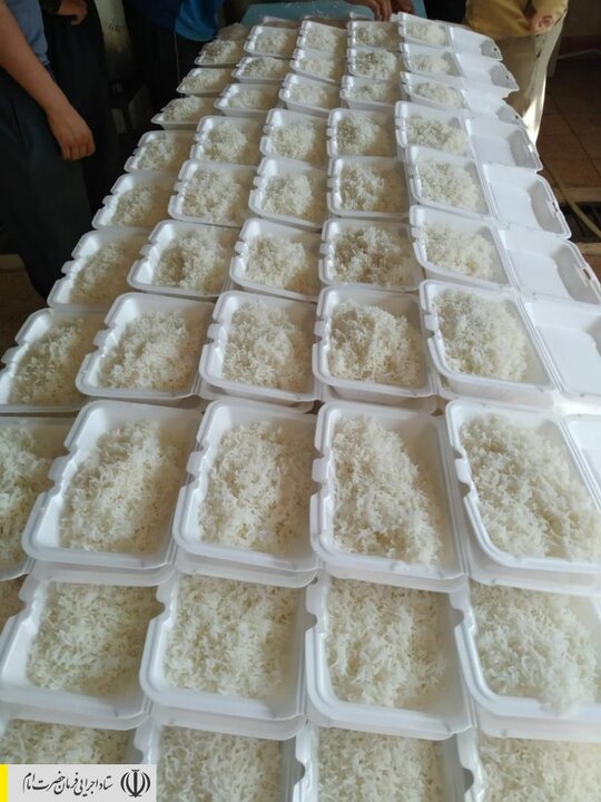 طبخ و توزیع غذای گرم در مناطق محروم استان کرمانشاه توسط ستاد اجرایی فرمان امام