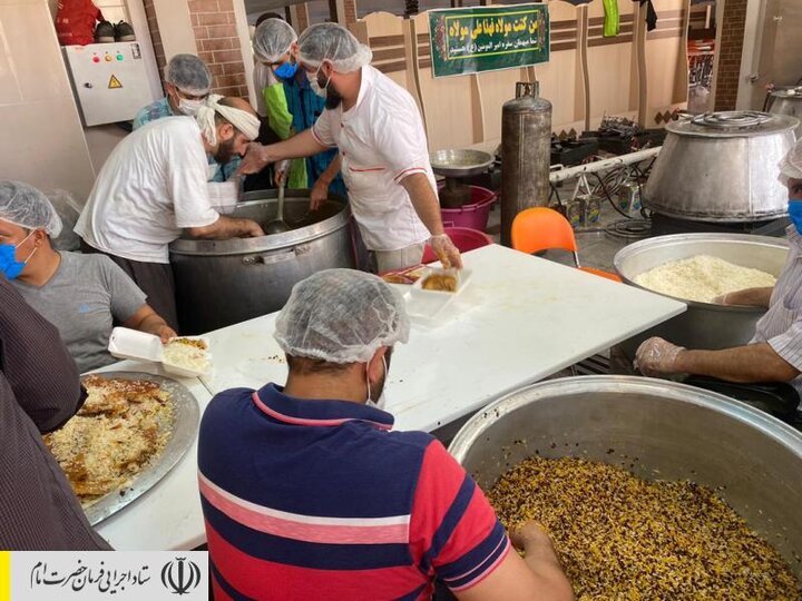 طبخ و توزیع غذای گرم در مناطق محروم استان کرمانشاه توسط ستاد اجرایی فرمان امام