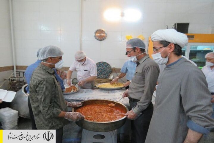 طبخ و توزیع غذای گرم در مناطق محروم استان یزد توسط ستاد اجرایی فرمان امام