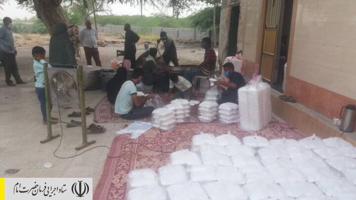 طبخ و توزیع غذای گرم در مناطق محروم استان هرمزگان توسط ستاد اجرایی فرمان امام