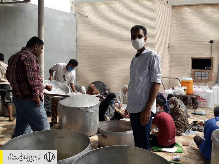 طبخ و توزیع غذای گرم در مناطق محروم استان هرمزگان توسط ستاد اجرایی فرمان امام