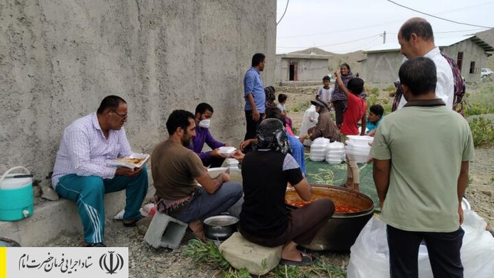 طبخ و توزیع غذای گرم در مناطق محروم بشاگرد توسط ستاد اجرایی فرمان امام