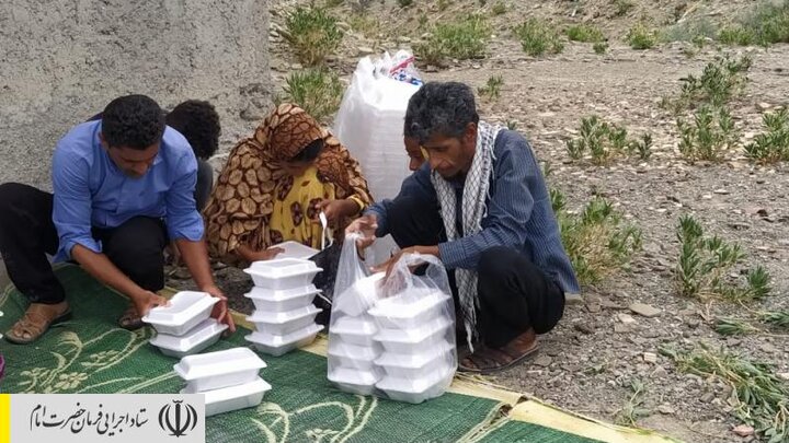 طبخ و توزیع غذای گرم در مناطق محروم بشاگرد توسط ستاد اجرایی فرمان امام