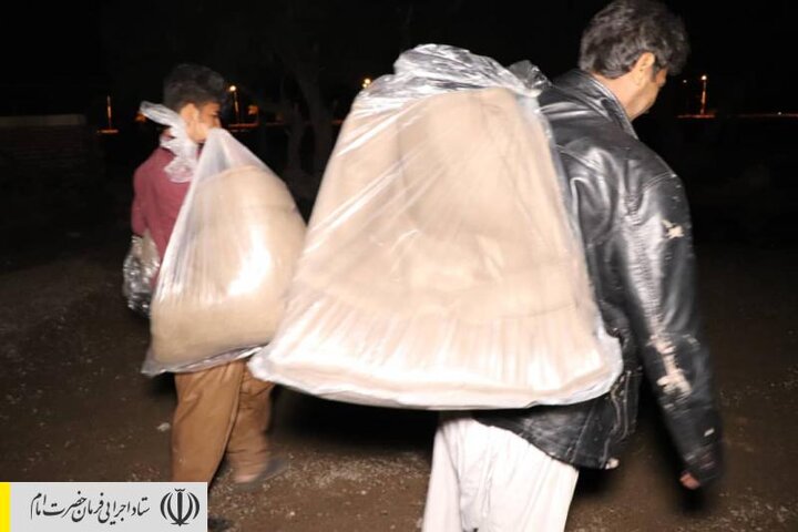 توزیع پتو در مناطق سیل زده کرمان توسط نیروهای جهادی ستاد اجرایی فرمان امام
