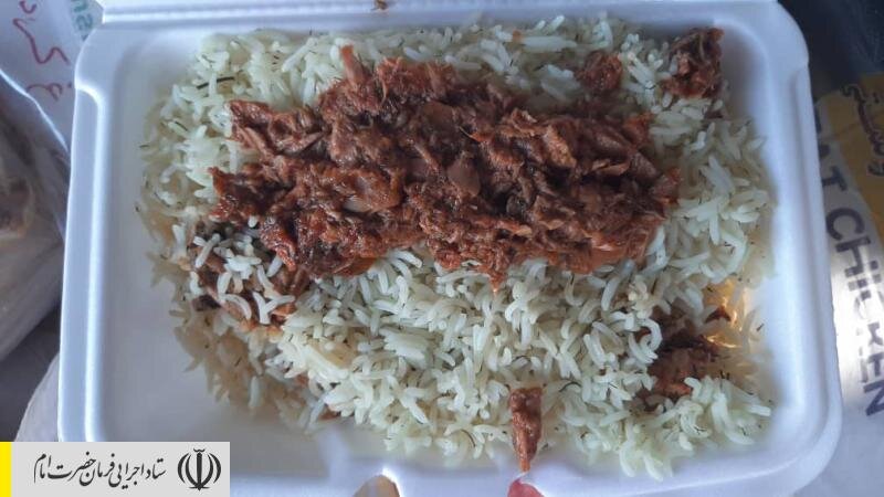 طبخ و توزیع غذای گرم بین مردم سیل زده کرمان توسط نیروهای جهادی ستاد اجرایی فرمان امام