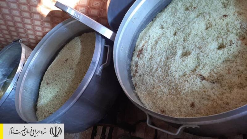 طبخ و توزیع غذای گرم بین مردم سیل زده کرمان توسط نیروهای جهادی ستاد اجرایی فرمان امام