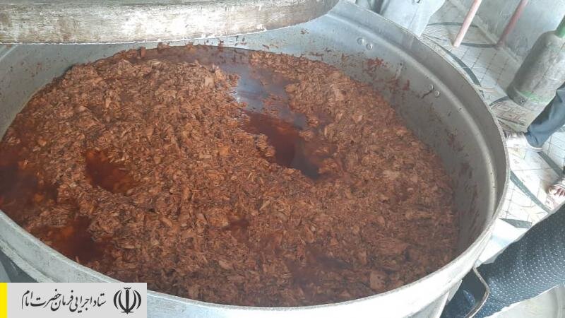 طبخ و توزیع غذای گرم بین مردم سیل زده کرمان توسط نیروهای جهادی ستاد اجرایی فرمان امام