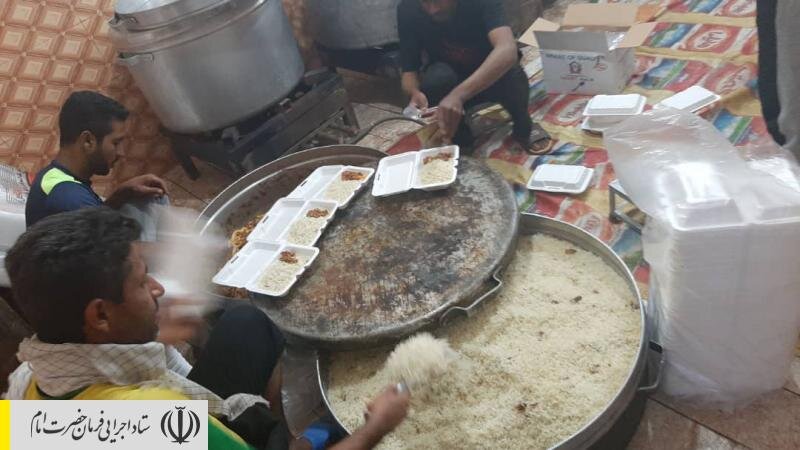 طبخ و توزیع غذای گرم بین مردم سیل زده کرمان توسط نیروهای جهادی ستاد اجرایی فرمان امام