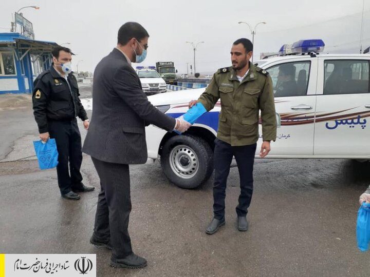 اهدای اقلام بهداشتی به مأمورین نظامی و انتظامی کرمان توسط نیروهای جهادی ستاد اجرایی فرمان امام