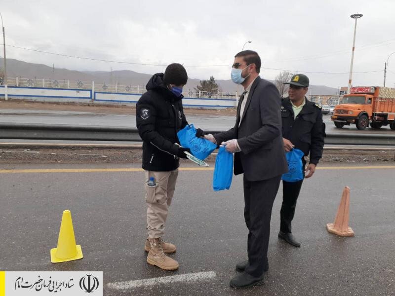 اهدای اقلام بهداشتی به مأمورین نظامی و انتظامی کرمان توسط نیروهای جهادی ستاد اجرایی فرمان امام