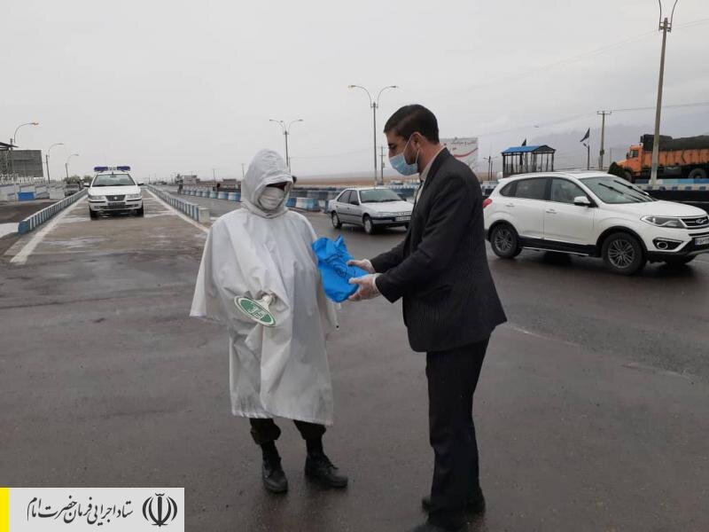 اهدای اقلام بهداشتی به مأمورین نظامی و انتظامی کرمان توسط نیروهای جهادی ستاد اجرایی فرمان امام