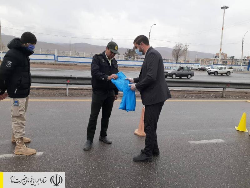اهدای اقلام بهداشتی به مأمورین نظامی و انتظامی کرمان توسط نیروهای جهادی ستاد اجرایی فرمان امام