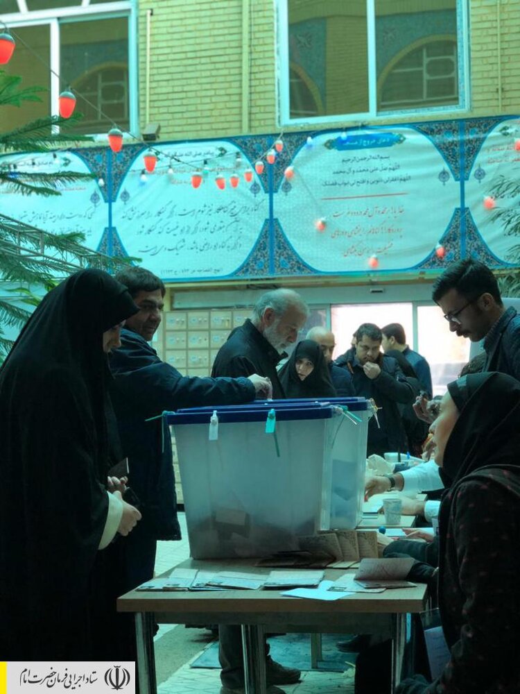 حضور رئیس ستاد اجرایی فرمان امام پای صندوق رای یازدهمین انتخابات مجلس شورای اسلامی