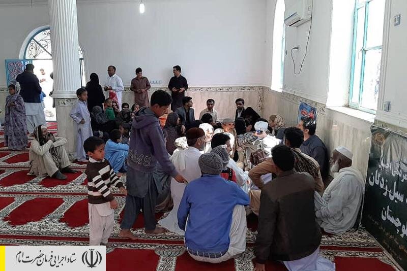 ویزیت رایگان بیماران و توزیع مواد غذایی توسط ستاد اجرایی فرمان امام در روستاهای سیل‌زده سیستان و بلوچستان