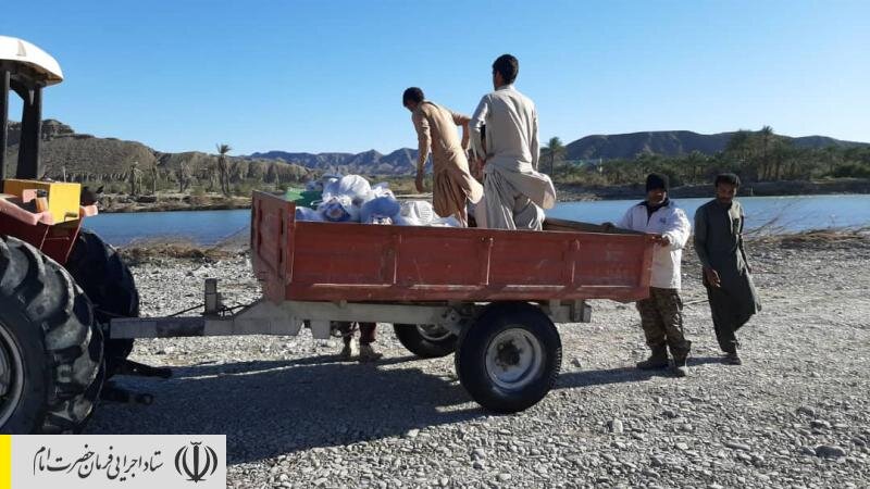ویزیت رایگان بیماران و توزیع مواد غذایی توسط ستاد اجرایی فرمان امام در روستاهای سیل‌زده سیستان و بلوچستان