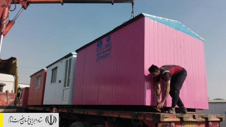 آغاز ارسال ۱۰۰ کانکس به دستور رئیس ستاد اجرایی فرمان امام جهت اسکان اضطراری زلزله زدگان آذربایجان شرقی