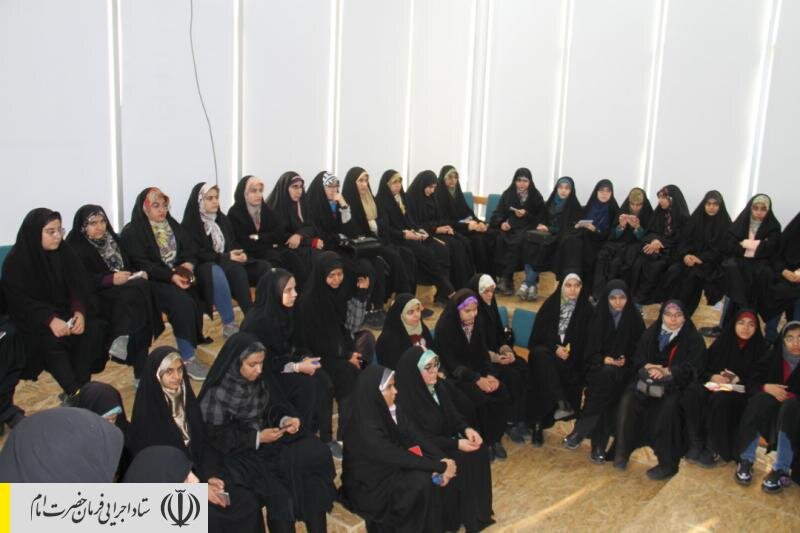 بازدید گروهی از دانش آموزان نخبه کشور از نمایشگاه دائمی ستاد اجرایی فرمان امام