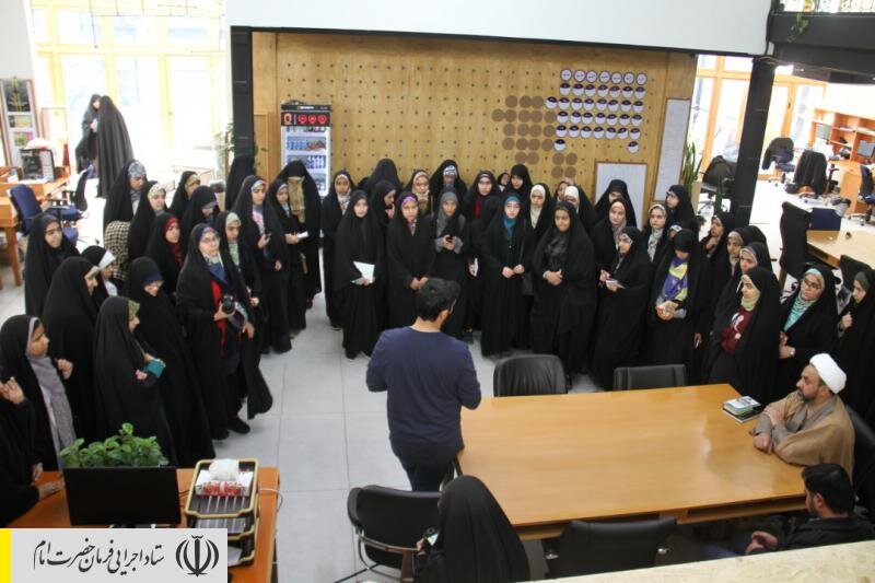 بازدید گروهی از دانش آموزان نخبه کشور از نمایشگاه دائمی ستاد اجرایی فرمان امام