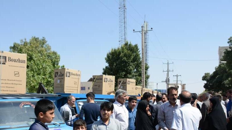 توزیع 200 بسته لوازم خانگی اهدایی شیعیان ترکمان عراق به مردم سیل زده لرستان توسط ستاد اجرایی فرمان حضرت امام (ره)