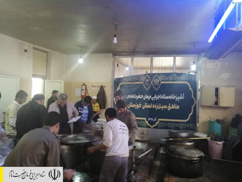 نیروهای جهادی ستاد اجرایی فرمان امام در کنار مردم سیل زده خوزستان