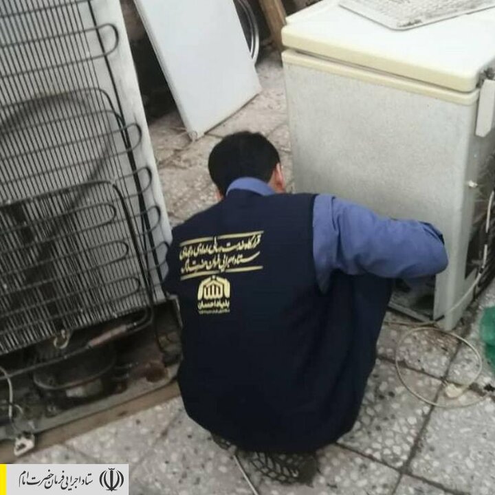 حضور نماینده رئیس ستاد اجرایی فرمان امام در منزل مادر ماهشهری و تخلیه آب گرفتگی منزلش با کمک نیروهای جهادی