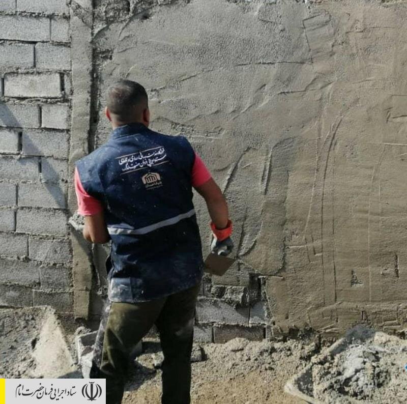 حضور نماینده رئیس ستاد اجرایی فرمان امام در منزل مادر ماهشهری و تخلیه آب گرفتگی منزلش با کمک نیروهای جهادی