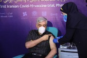 علی عسگری، معاون اجتماعی ستاد اجرایی فرمان امام بعنوان دومین داوطلب واکسن ایرانی کرونا را تزریق کرد