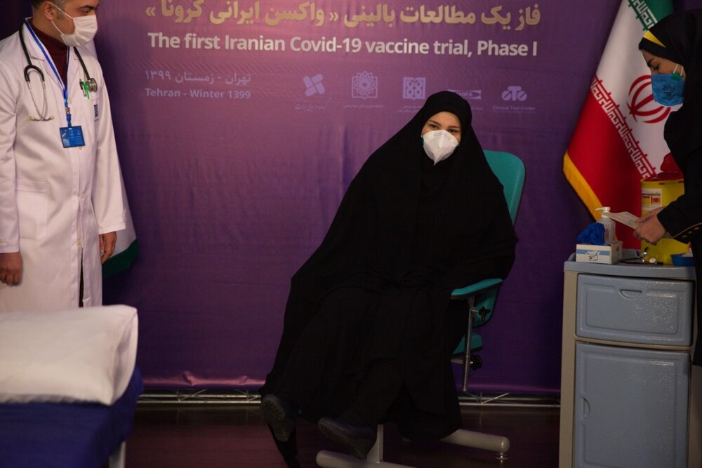 گفتگوی زنده بخش خبری ۲۱ شبکه یک سیما با طیبه مخبر، اولین دریافت کننده "واکسن ایرانی کرونا"