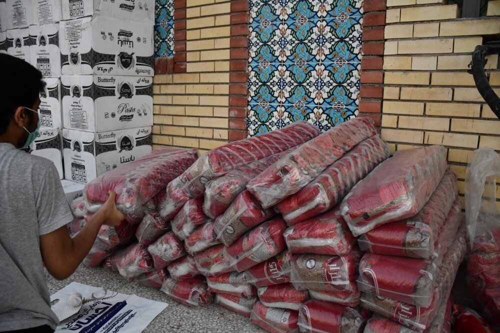 توزیع هزار بسته معیشتی در قالب رزمایش مواسات و همدلی در شهرستان پارسیان