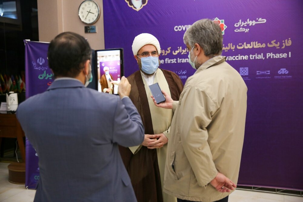 بازدید حجت الاسلام حاج‌علی‌اکبری در بازدید از محل انجام تست انسانی واکسن ایرانی کرونا