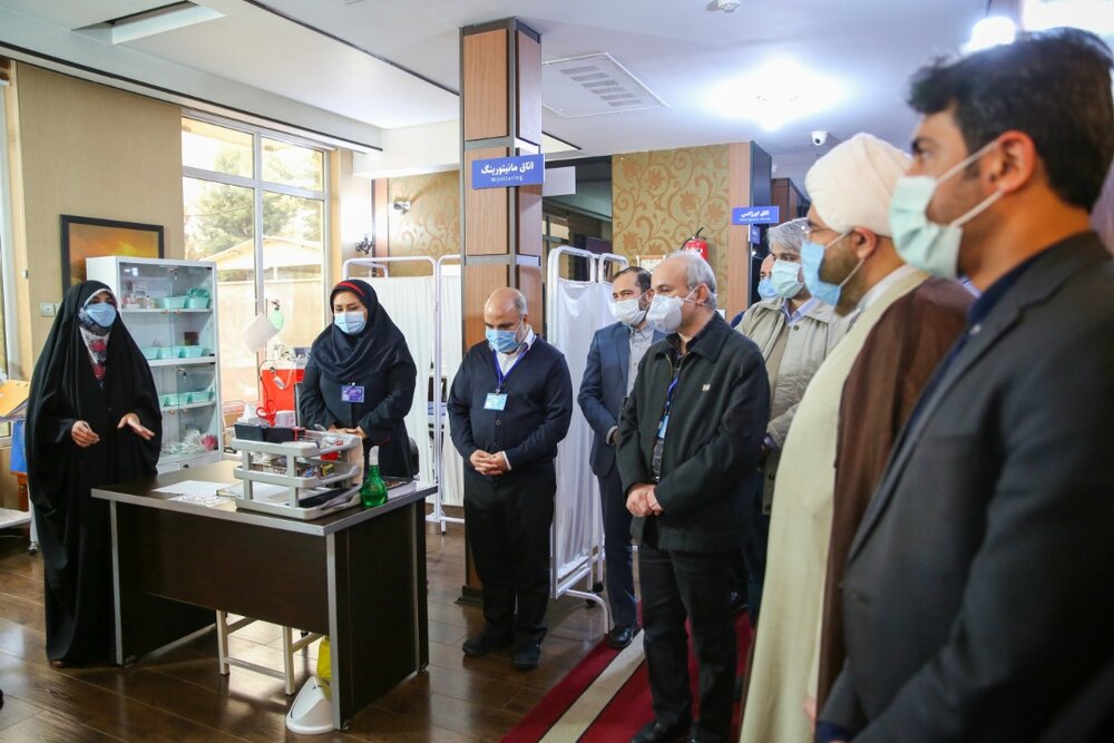 بازدید حجت الاسلام حاج‌علی‌اکبری در بازدید از محل انجام تست انسانی واکسن ایرانی کرونا